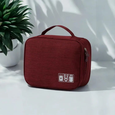 Pochette organisateur rouge avec 1 compartiment, idéale pour ranger cùbles, chargeurs et accessoires de voyage.